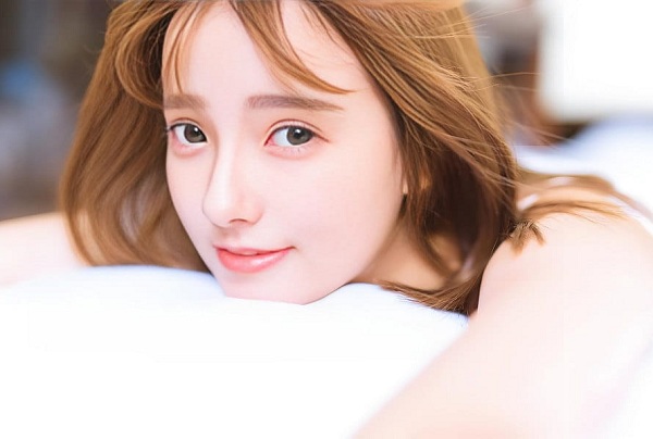 窗边安静听人说话的女生侧影